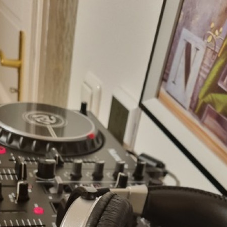 A DJ with No Name