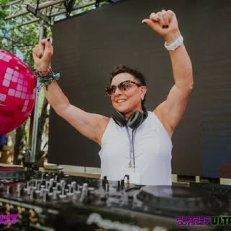 DJ DEANNE