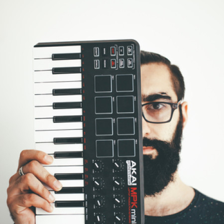 djAKG