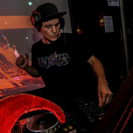 DJ PLECKS
