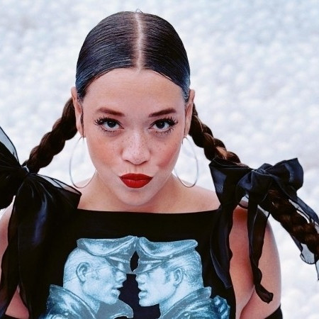 EMMA CHAMPAGNE QUEEN