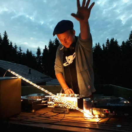 dj tosbin