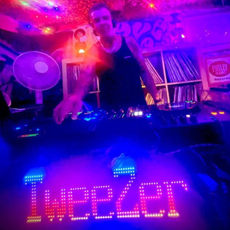 TweeZer (The Rave Cave)